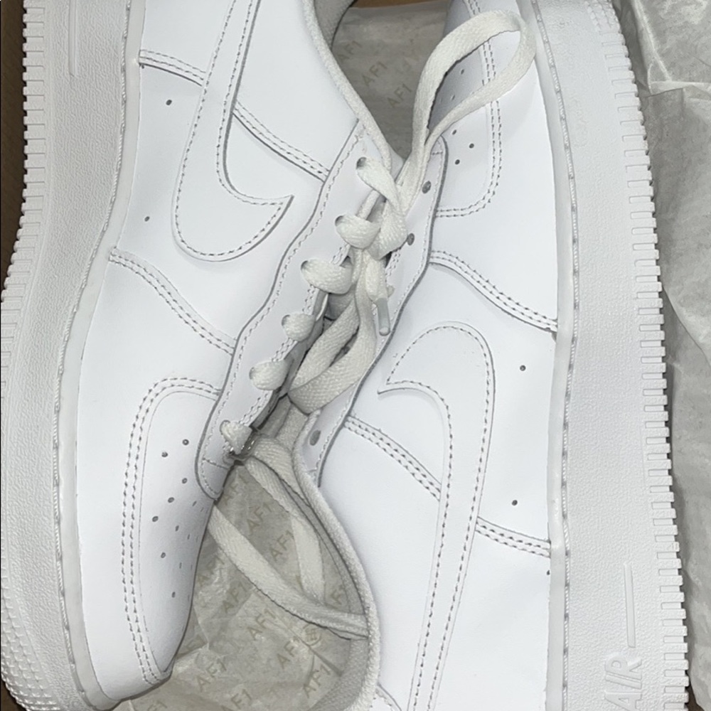 Boys size 6y (women size 7.5) Nike Air Force 1